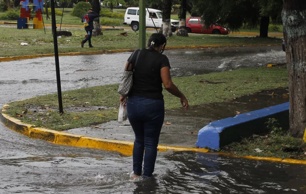 Mayo 2025 marca el comienzo oficial de la temporada de ondas tropicales en Venezuela, un periodo que se extenderá hasta el 30 de noviembre. El Instituto Nacional de Meteorología e Hidrología (Inameh) ha informado que se esperan aproximadamente 45 ondas tropicales transitando por el territorio nacional.