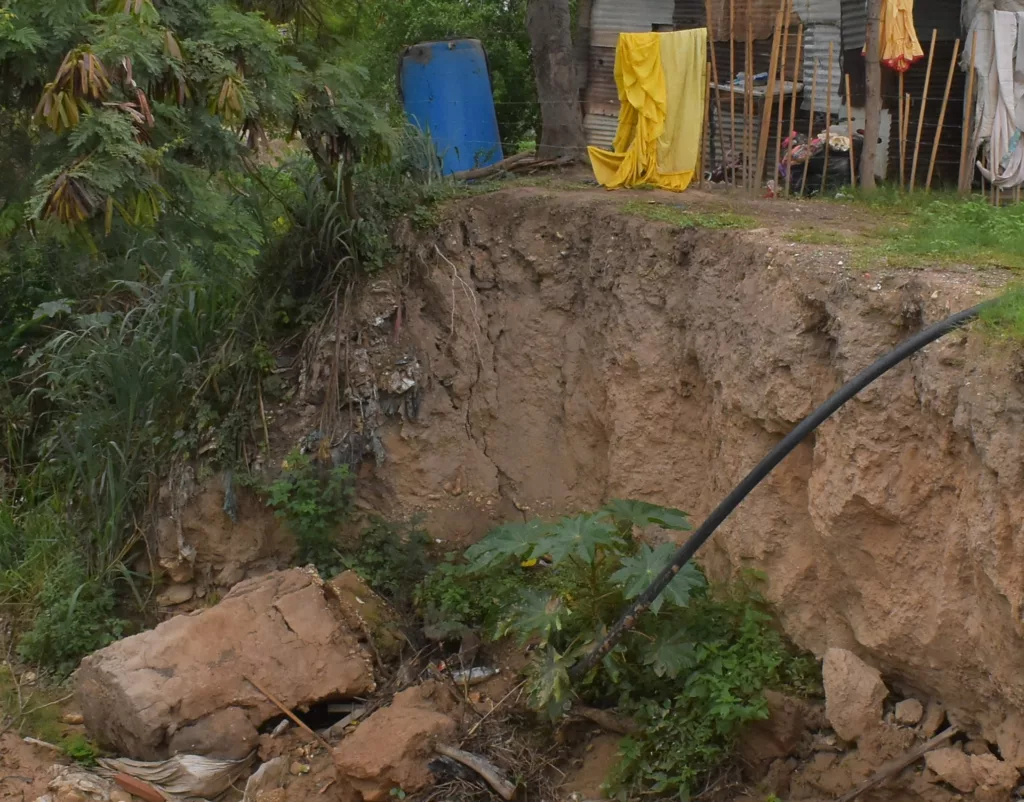 El temor se apodera de los vecinos de Villa de Canaán, en la parroquia Agua Viva del municipio Palavecino de Lara, con cada lluvia, debido al creciente socavamiento de tierra en sus patios. Los residentes solicitan apoyo a las autoridades para canalizar la quebrada El Tomo y adecuar gaviones en las zonas más afectadas