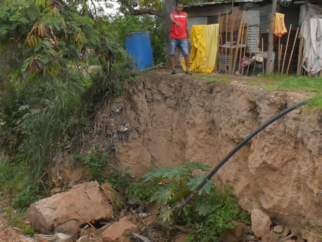 El temor se apodera de los vecinos de Villa de Canaán, en la parroquia Agua Viva del municipio Palavecino de Lara, con cada lluvia, debido al creciente socavamiento de tierra en sus patios. Los residentes solicitan apoyo a las autoridades para canalizar la quebrada El Tomo y adecuar gaviones en las zonas más afectadas