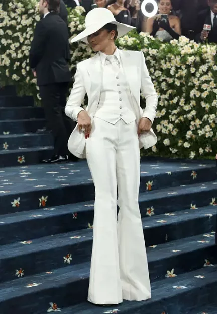 Zendaya brilló con un look sofisticado que combina estilo y precisión en cada detalle.