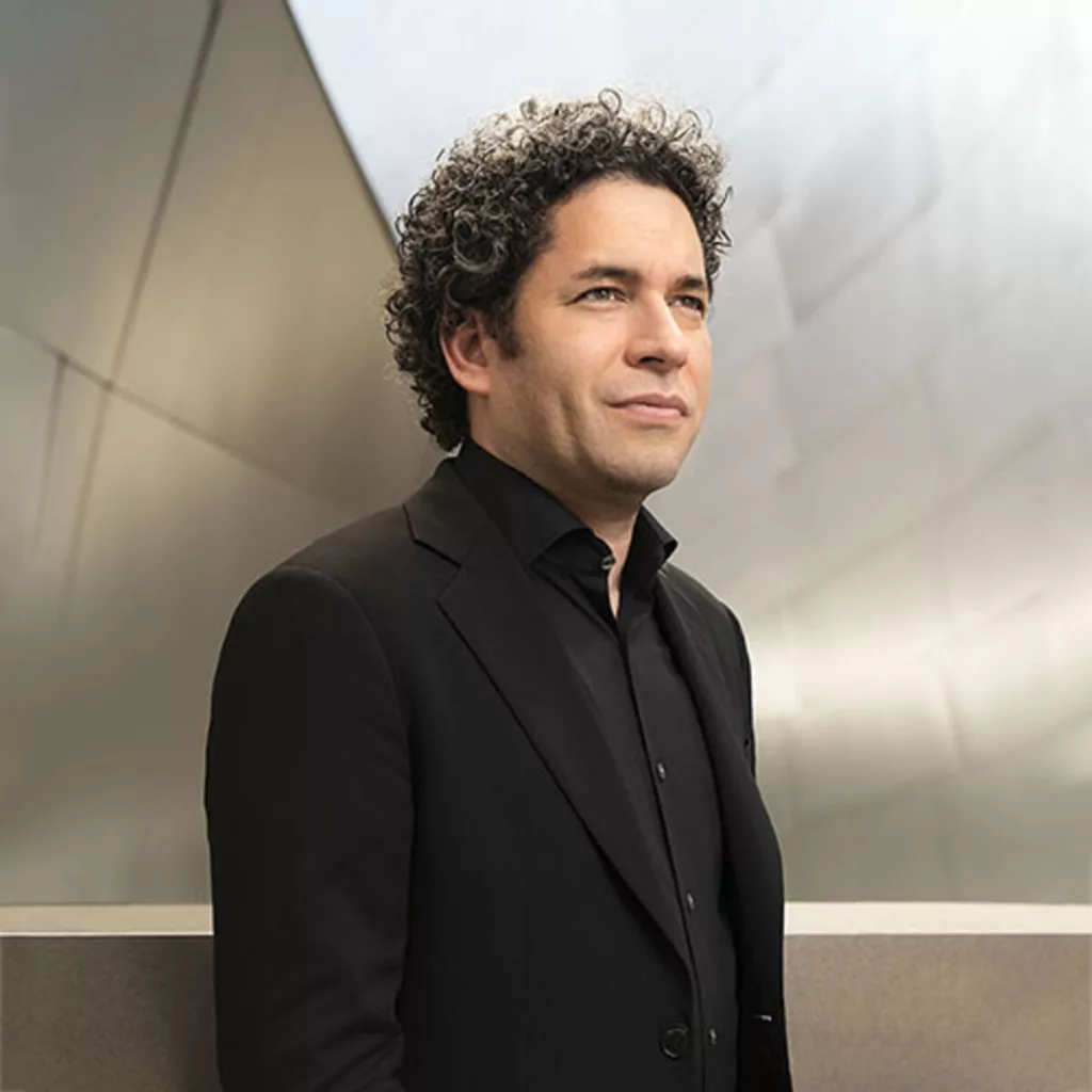 El aclamado director de orquesta venezolano Gustavo Dudamel ha confirmado su participación en los próximos conciertos de Coldplay en el Estadio de Wembley en Londres. Dudamel dirigirá a la Orquesta Sinfónica Simón Bolívar como teloneros de la banda británica en varias fechas de agosto y septiembre, marcando un emocionante reencuentro entre estas potencias musicales.