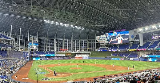El loanDepot Park, hogar de los Miami Marlins, anunció este lunes 16 de junio la adquisición de los derechos para albergar la Serie del Caribe en varias ediciones, comenzando en el 2028. Este acuerdo plurianual se debe a la exitosa edición de 2024, que estableció récords de asistencia, incluyendo la mayor cantidad de aficionados para un clásico caribeño y la asistencia más alta para un solo juego del torneo.