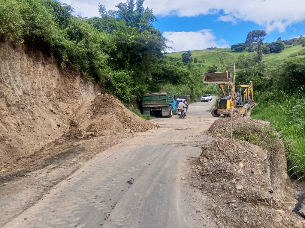 Lluvias provocan deslizamiento y daños en vías del municipio Andrés Eloy Blanco