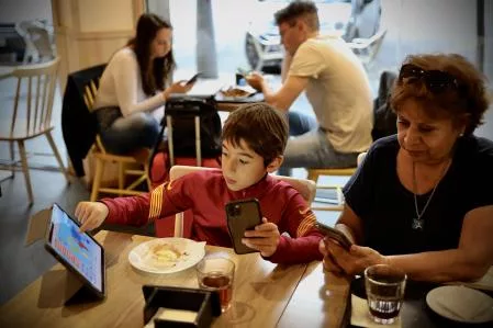 Cada vez más, niños y adolescentes están sumergidos en lo que ven a través de las pantallas de los dispositivos móviles y eso tiene que ver con los padres ausentes durante los primeros años de vida y cuando se producen los cambios en la adolescencia. Jóvenes pueden caer en los vicios y ser víctimas del ciberacoso.