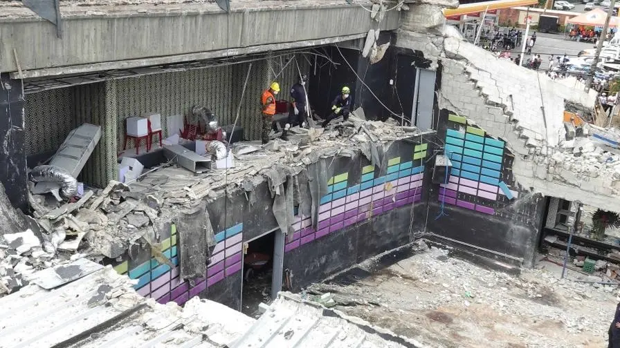 Los hermanos Antonio y Maribel Espaillat, propietarios de la discoteca Jet Set en Santo Domingo, han recuperado su libertad tras el pago de una fianza de aproximadamente 850.000 dólares. Ambos enfrentaban cargos por homicidio involuntario a raíz del trágico colapso del techo del establecimiento el pasado 8 de abril, suceso que cobró la vida de 236 personas y dejó más de 180 heridos