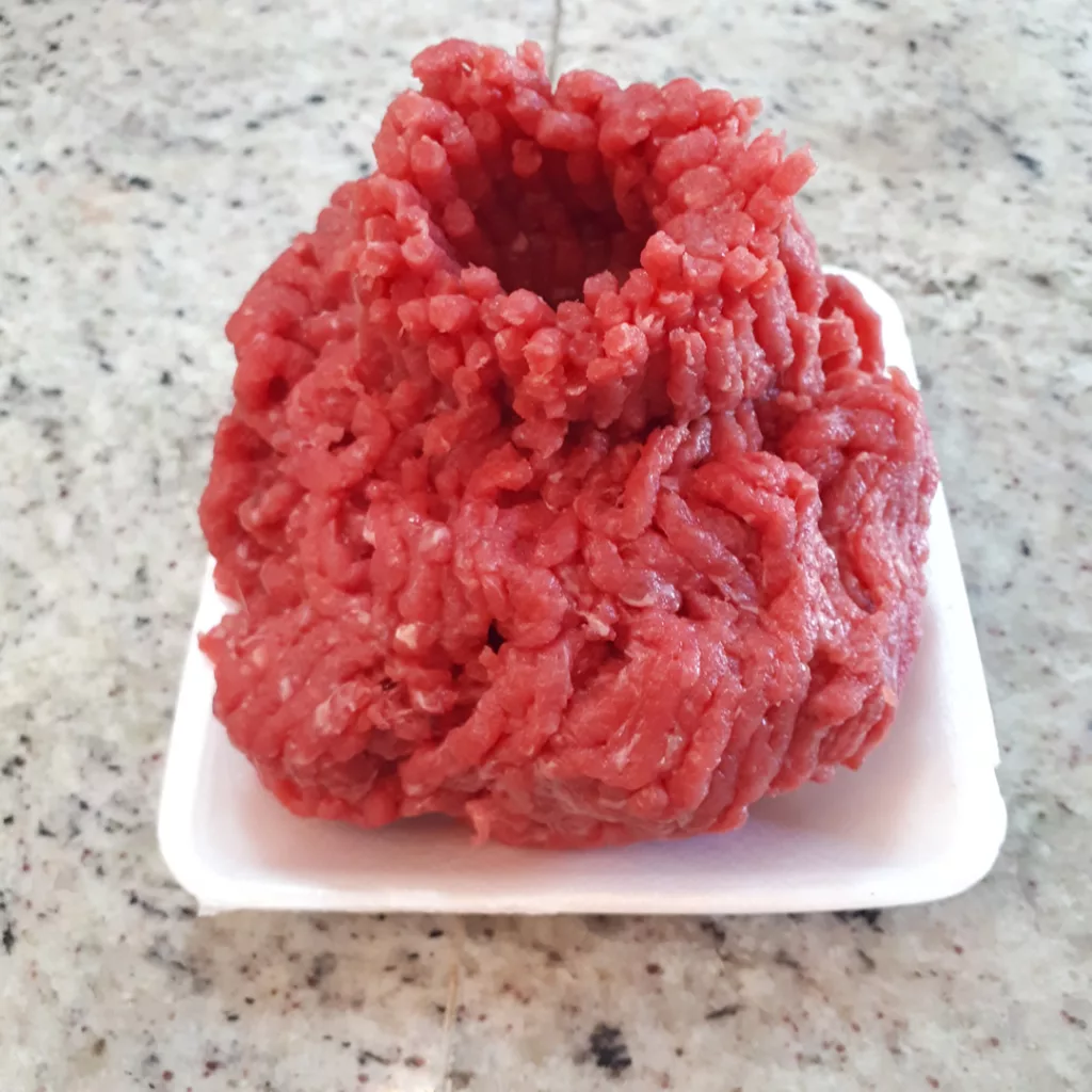 Las autoridades sanitarias de Estados Unidos han emitido una alerta pública por la posible presencia de la bacteria Escherichia coli (E. coli) en carne molida orgánica. La advertencia, emitida por el Servicio de Inspección y Seguridad Alimentaria (FSIS) del Departamento de Agricultura de EE. UU. (USDA), se dirige específicamente a paquetes de una libra de “Organic Rancher Organic Ground Beef 85% Lean 15% Fat”