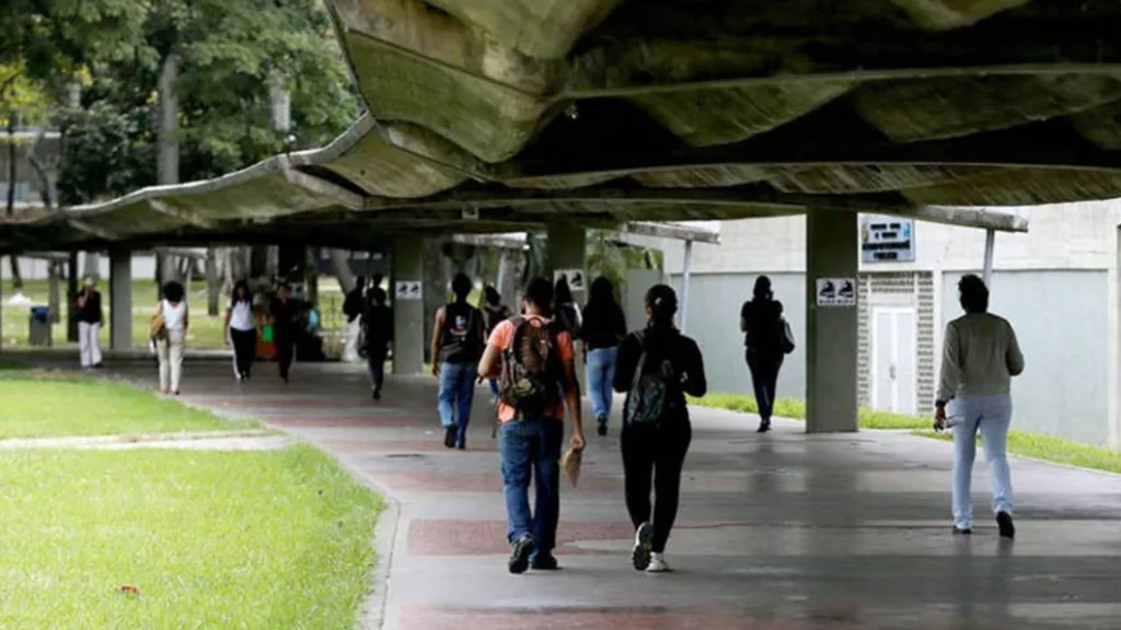 El Consejo Nacional de Universidades (CNU) ha anunciado la eliminación de las pruebas internas de ingreso para las universidades públicas del país, una medida que busca garantizar el derecho a la educación universitaria gratuita y de calidad para todos los bachilleres venezolanos. La noticia, difundida por el Ministerio de Educación Universitaria a través de sus redes sociales, establece que las casas de estudio de gestión pública ya no podrán aplicar ni cobrar evaluaciones diagnósticas como parte de sus procesos de admisión.