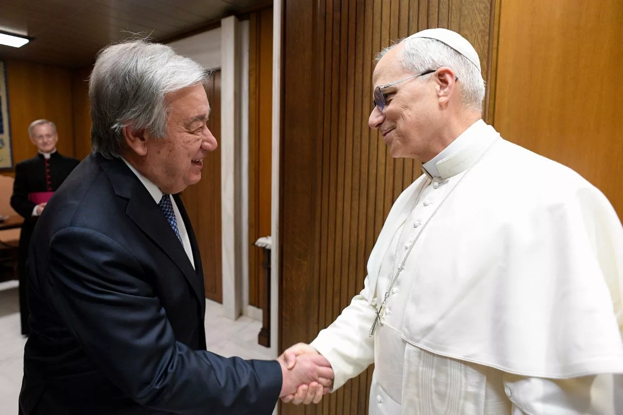 León XIV recibe a António Guterres en el Vaticano para discutir la paz y seguridad en el mundo
