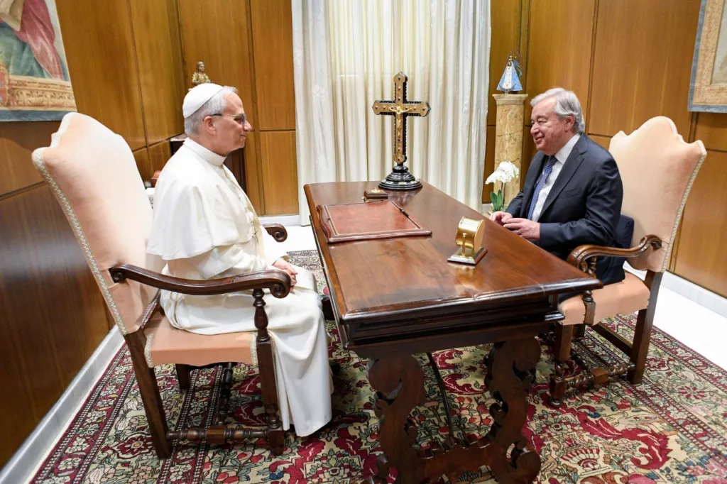 León XIV recibe a António Guterres en el Vaticano para discutir la paz y seguridad en el mundo