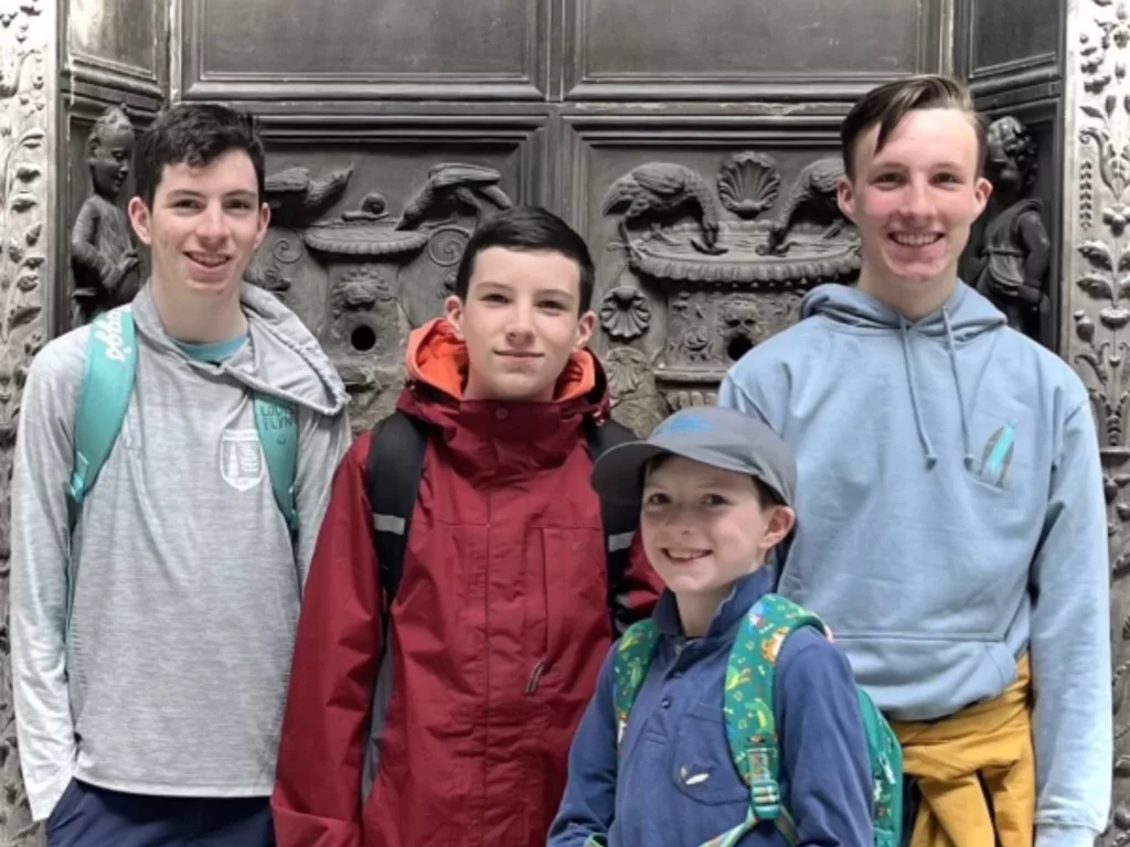 3 adolescentes realizan un cortometraje de Lego sobre la vida de Carlo Acutis, el próximo santo millenial
