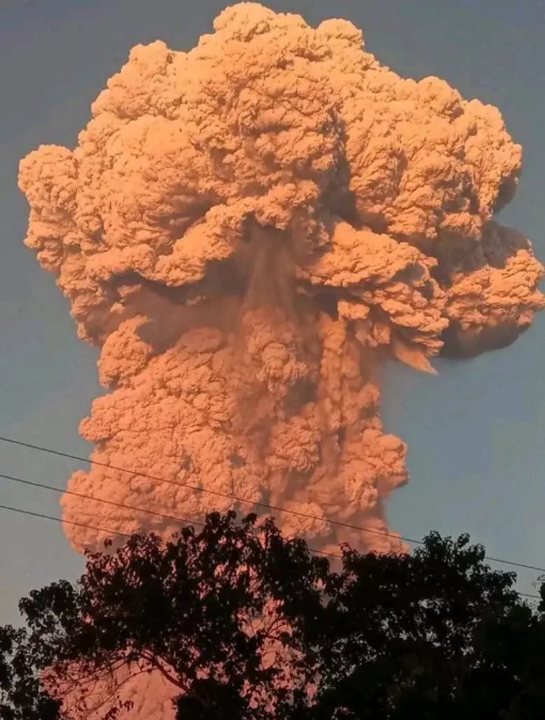 Erupción en el volcán Lewotobi Laki-Laki de Indonesia causa máxima alerta