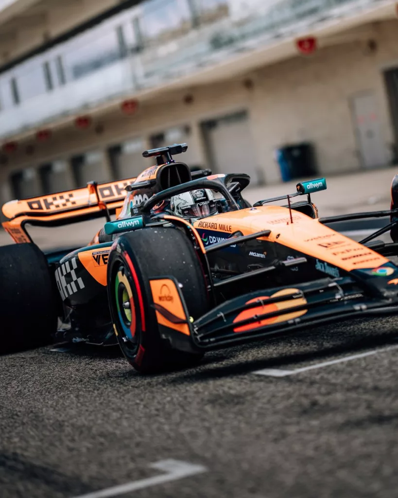 Brad Pitt maneja un McLaren en el Circuito de las Américas