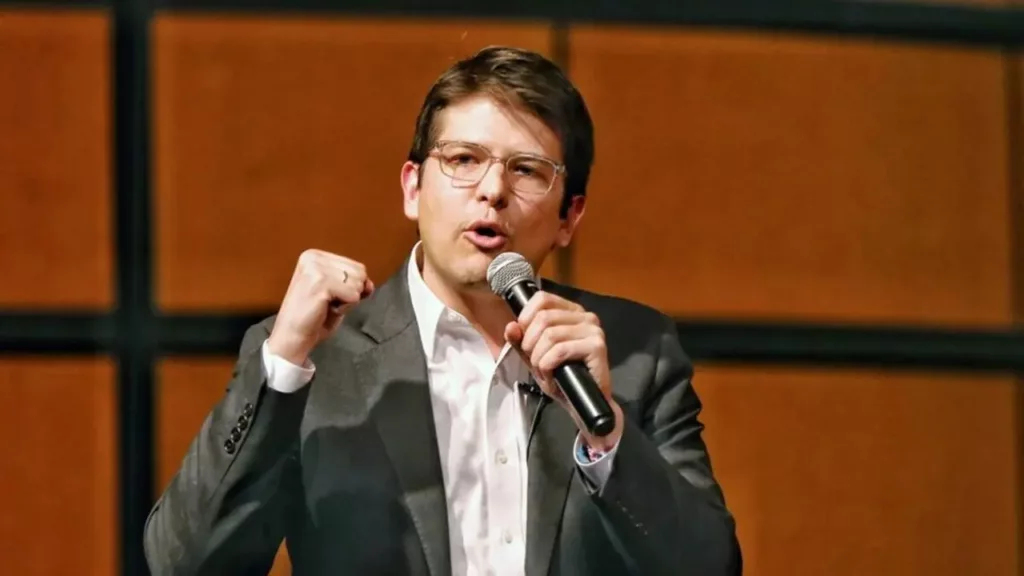 Tras horas de angustia, la esposa del senador y precandidato presidencial colombiano, Miguel Uribe Turbay, María Claudia Tarazona, confirmó que la cirugía de su esposo culminó exitosamente. Uribe Turbay fue víctima de un atentado con arma de fuego durante un mitin político el pasado sábado en Fontibón, Bogotá