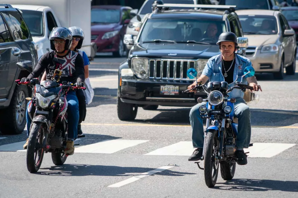 Entre Barquisimeto y Cabudare podrían estar circulando alrededor de 25 mil motos, generando un caos vial marcado por infracciones, accidentes y proliferación de mototaxistas, afectando el tránsito en horas "pico" en la mañana y la tarde.