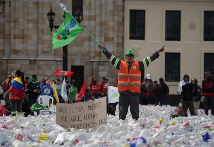 Recicladores cubren Plaza de Bolívar con 12 toneladas de plástico para exigir precios justos