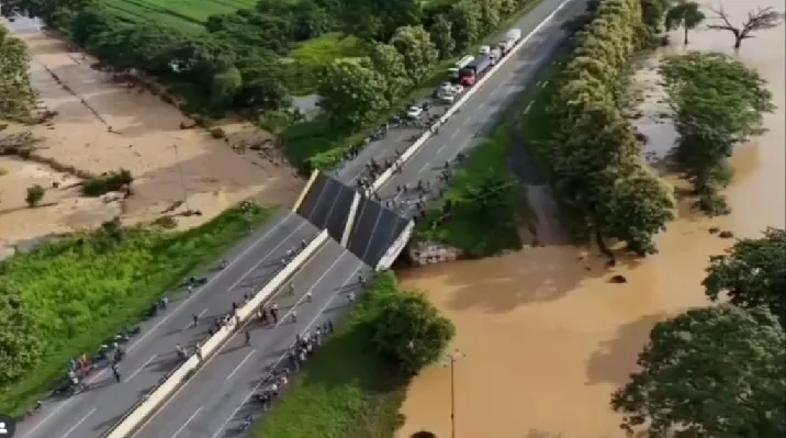 En Portuguesa se desploma puente clave en la autopista José Antonio Páez