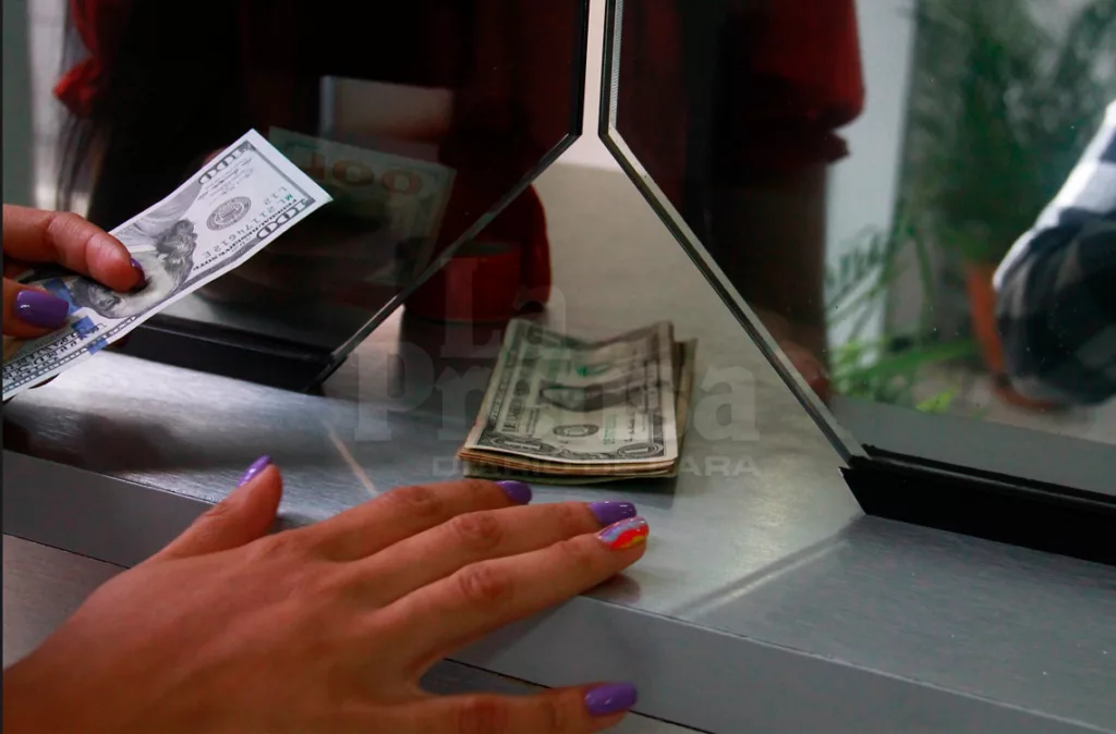 Cavecom-e advierte la ilegalidad de ventas solo en divisas