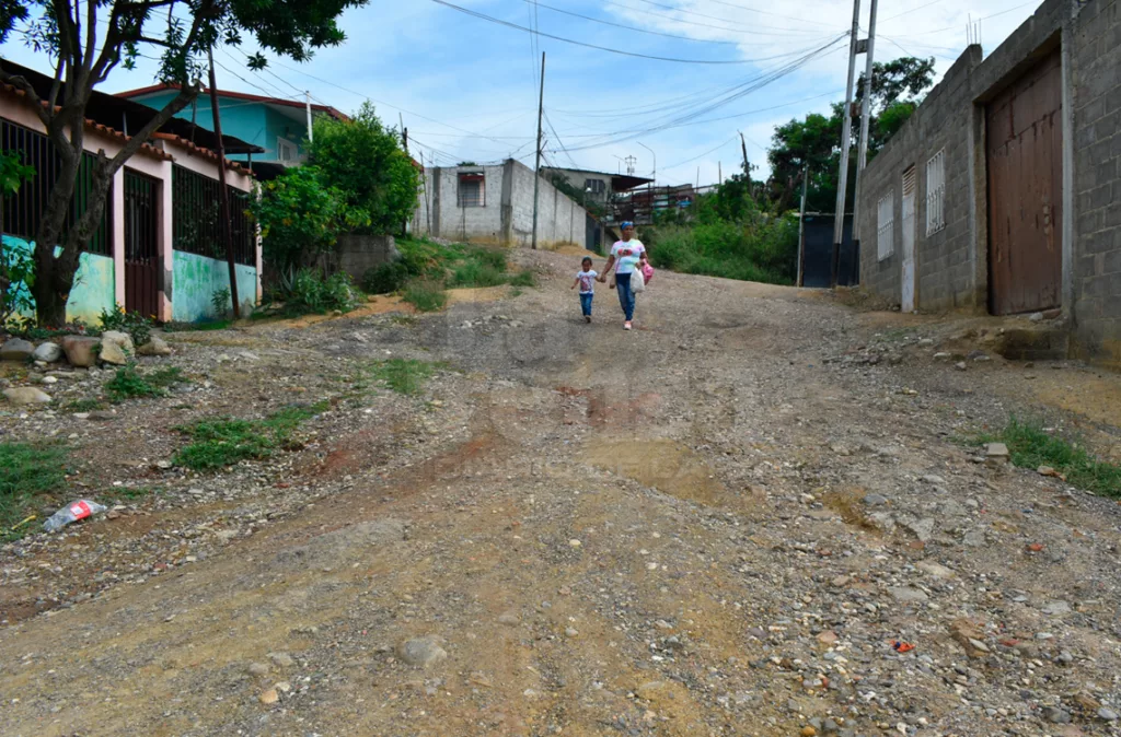 En La Feria hay más de 400 familias que se ven afectadas por la falta de asfaltado y electricidad