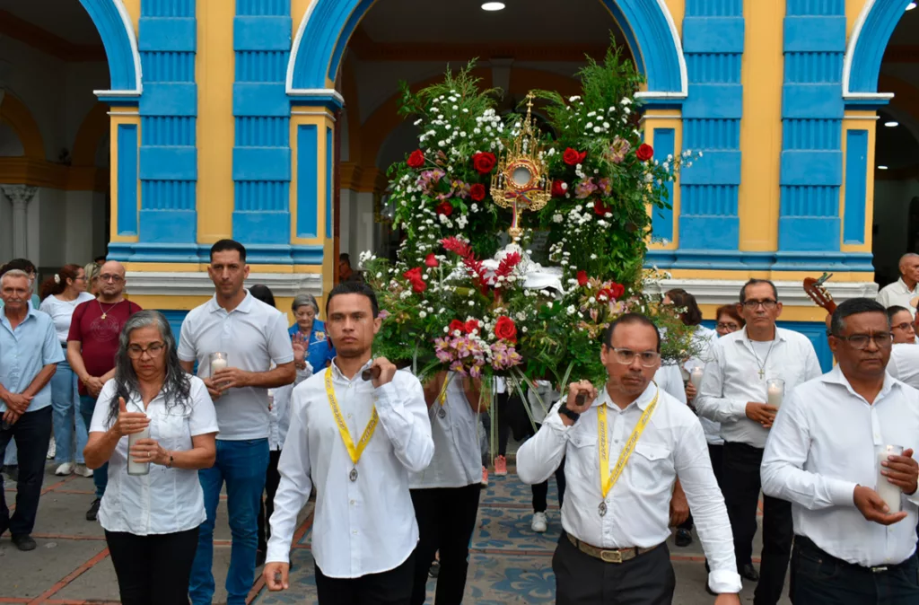 Fe y devoción marcó el recorrido de la celebración del Corpus Christi