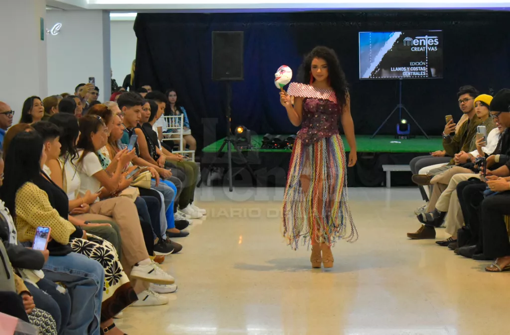 Desfile muestra el talento de estudiantes de diseño