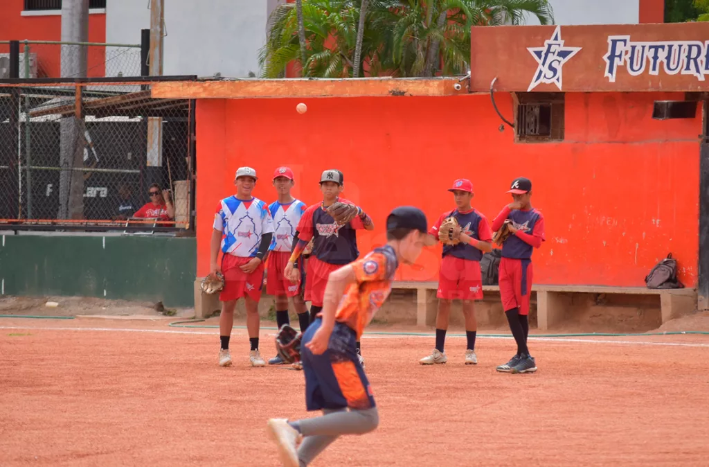 Academia de beisbol Future Stars también apuesta por la educación