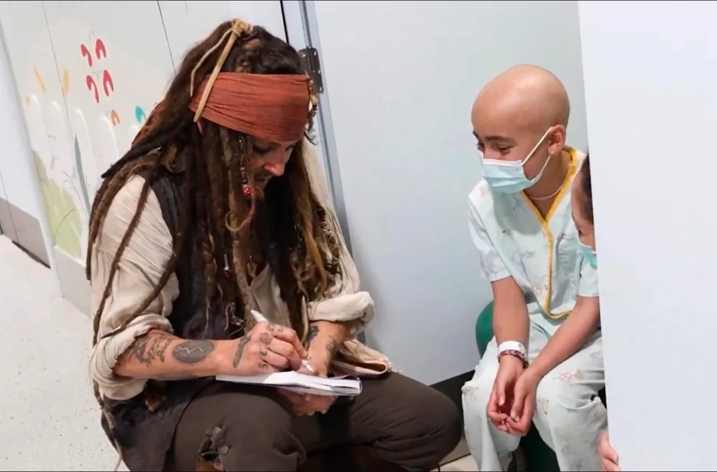 Jhonny Deep se viste de Jack Sparrow para visitar a niños en un hospital de Madrid