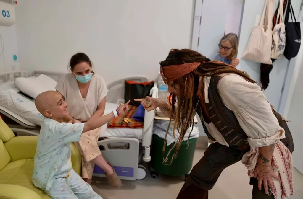 Jhonny Deep se viste de Jack Sparrow para visitar a niños en un hospital de Madrid