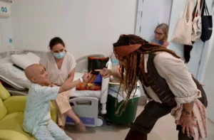 Jhonny Deep se viste de Jack Sparrow para visitar a niños en un hospital de Madrid