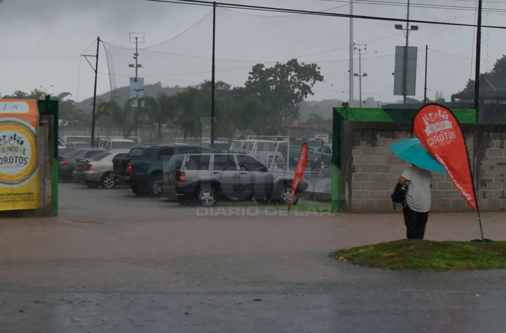Onda Tropical 8 se desplaza con nubosidad y descargas eléctricas