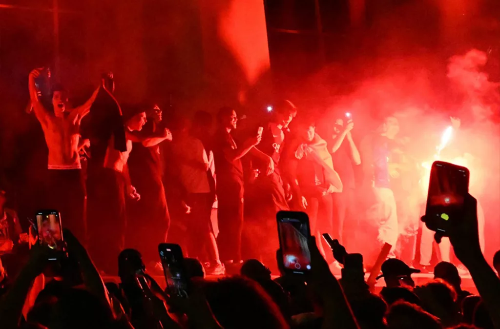 2 Fallecidos y cientos de detenidos en París tras celebraciones por victoria del PSG en la Champions