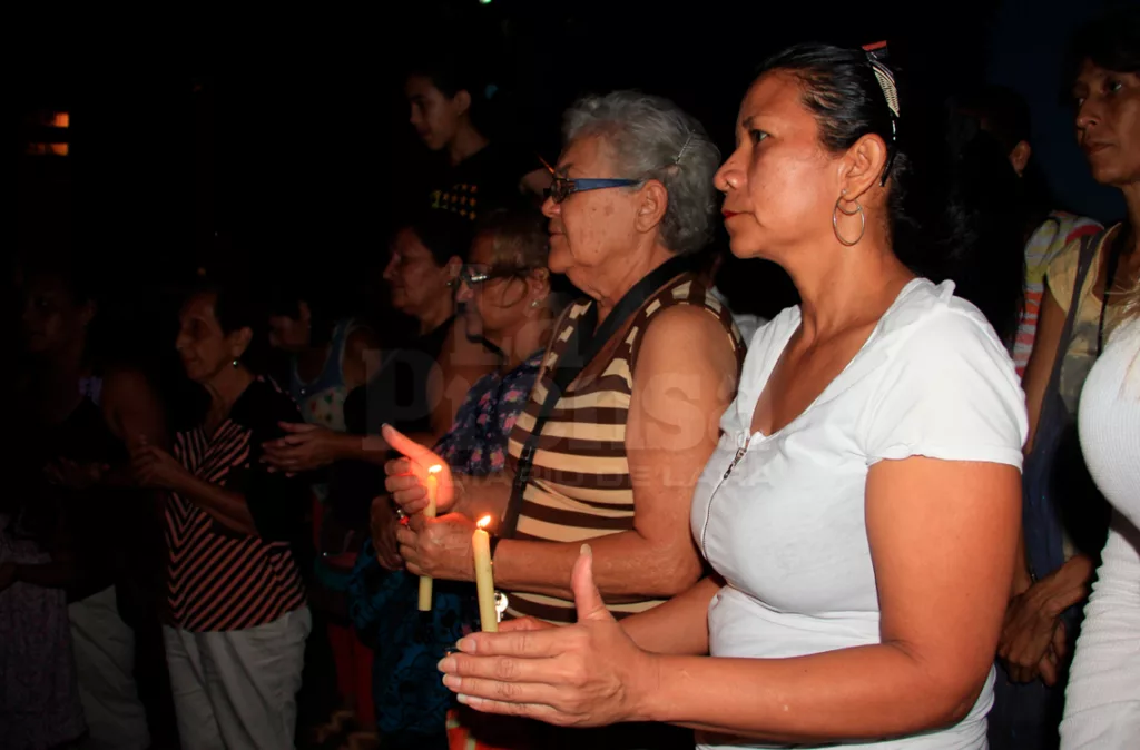 Fieles se preparan para vivir la vigilia de Pentecostés
