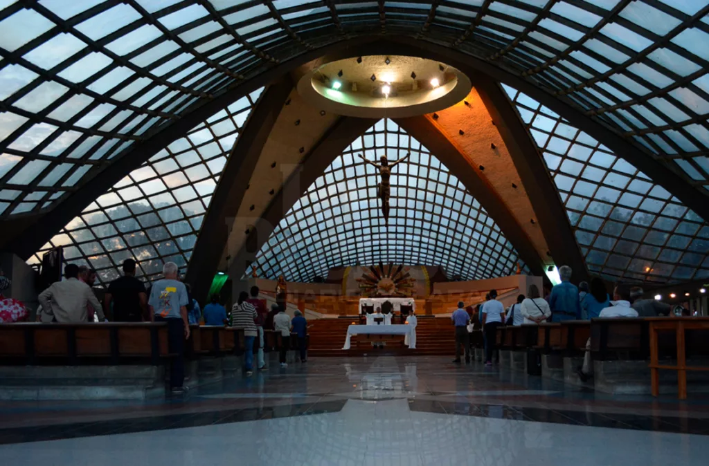 Fieles se preparan para vivir la vigilia de Pentecostés