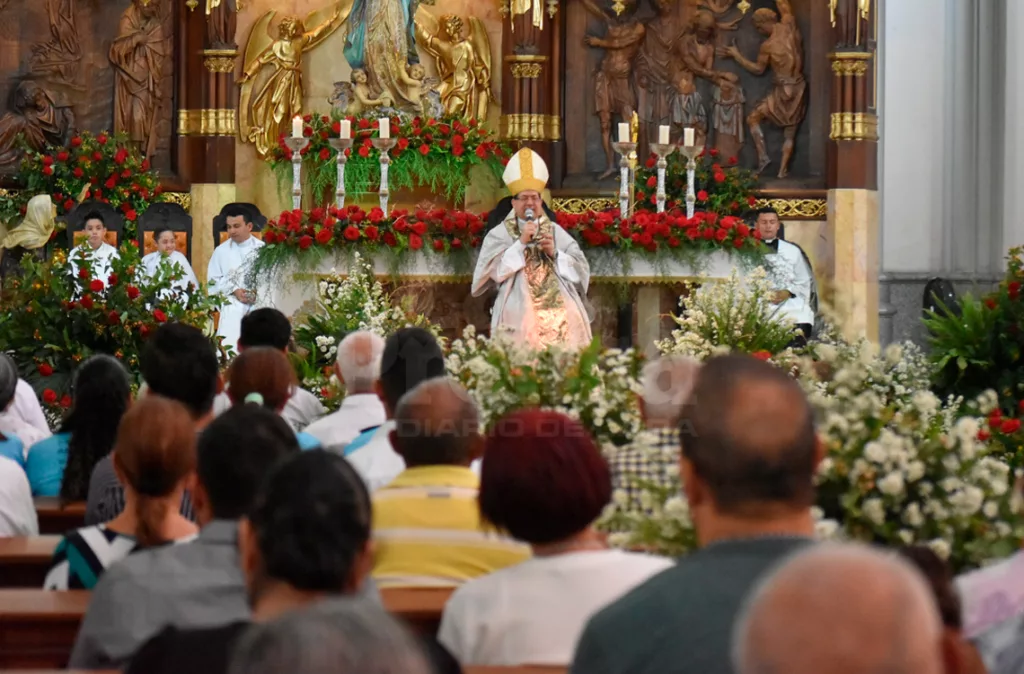 Fieles se preparan para vivir la vigilia de Pentecostés