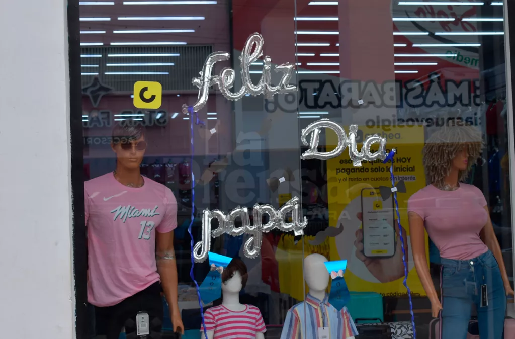 Larenses buscan opciones de regalo para el día del padre