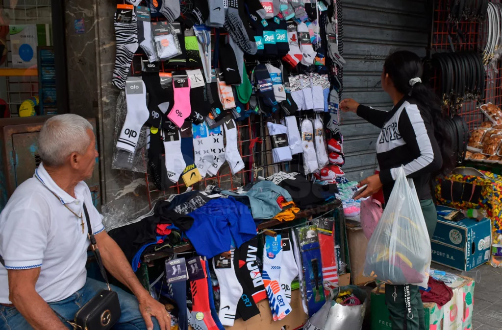 Larenses buscan opciones de regalo para el día del padre