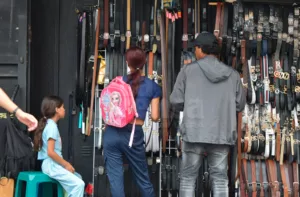 Larenses buscan opciones de regalo para el día del padre