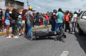 Mujer fallece al caer de su moto en la avenida Libertador