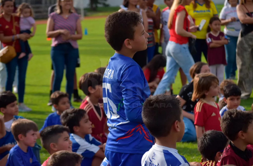 Jugadoras de la Vinotinto femenina comparten con jóvenes del Club Italo