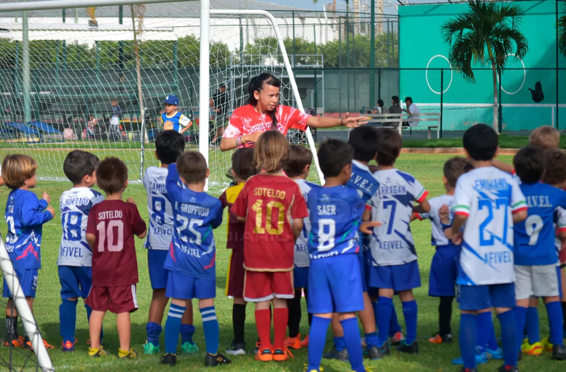 Jugadoras de la Vinotinto femenina comparten con jóvenes del Club Italo