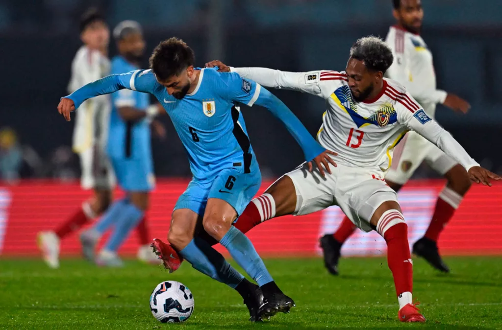 Venezuela cae 2-0, pero continúa en el repechaje