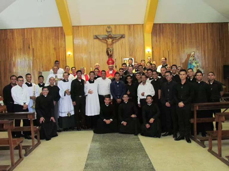 Fieles se preparan para vivir la vigilia de Pentecostés