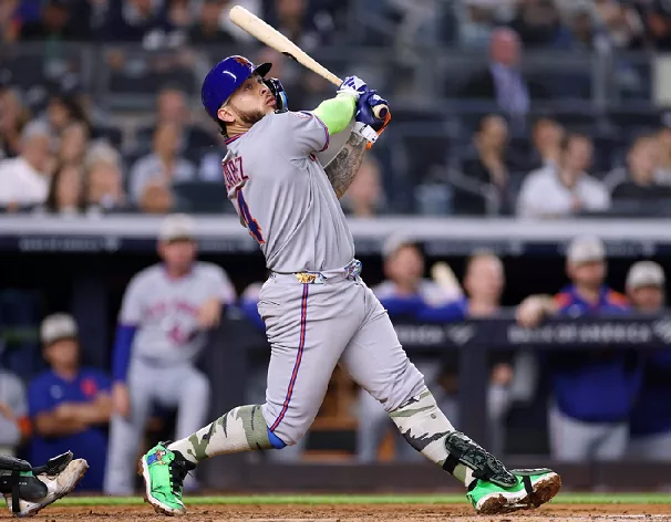 Los New York Mets continúan realizando ajustes estratégicos en su roster de MLB, buscando optimizar el rendimiento del equipo de cara a la temporada 2025. Este lunes, 23 de junio, la organización neoyorquina anunció movimientos significativos que incluyen el envío del prospecto venezolano Luisangel Acuña a Triple-A Syracuse. Junto a Acuña, el lanzador Tyler Zuber también fue asignado a la sucursal de Ligas Menores. Mets