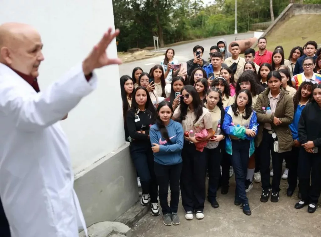 Más de 400 estudiantes venezolanos con los mejores promedios académicos del país se dieron cita este martes en el Instituto Venezolano de Investigaciones Científicas (IVIC), ubicado en el kilómetro 11 de la carretera Panamericana, estado Miranda. El encuentro, parte de la Feria de Oportunidades de Estudios, tuvo como objetivo principal acercar a estos jóvenes talentos a diversas opciones de carreras universitarias, con un enfoque especial en las ciencias.