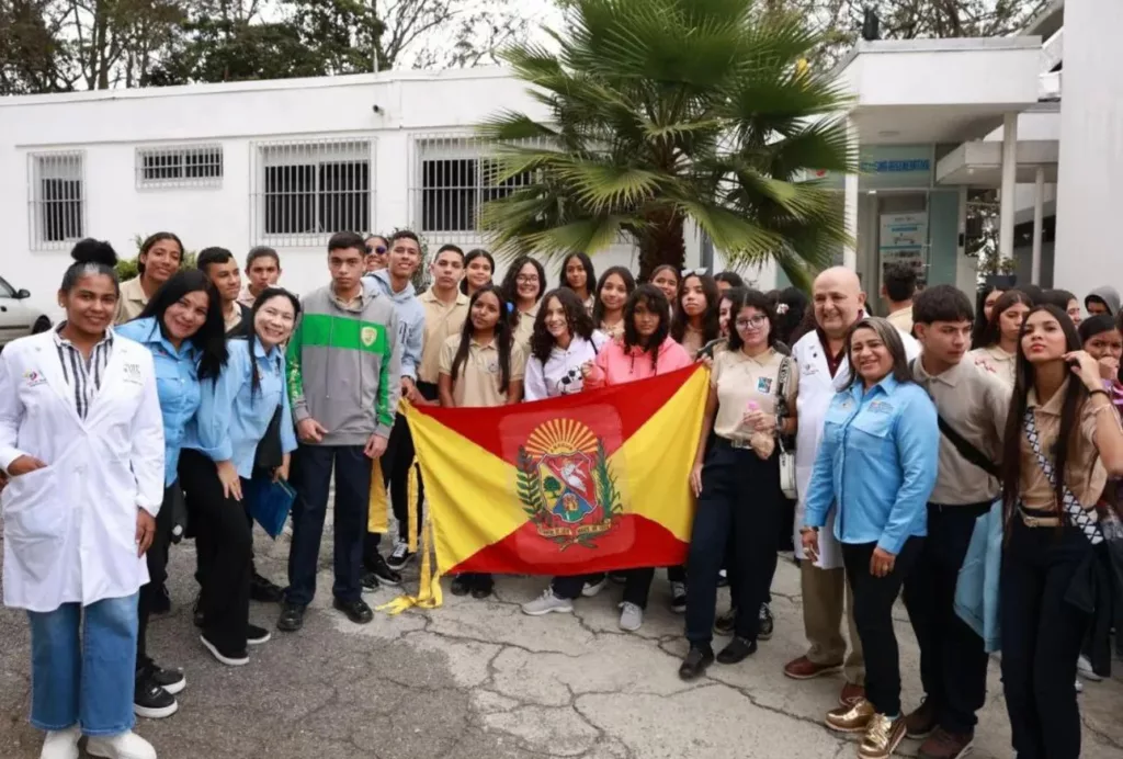 Más de 400 estudiantes venezolanos con los mejores promedios académicos del país se dieron cita este martes en el Instituto Venezolano de Investigaciones Científicas (IVIC), ubicado en el kilómetro 11 de la carretera Panamericana, estado Miranda. El encuentro, parte de la Feria de Oportunidades de Estudios, tuvo como objetivo principal acercar a estos jóvenes talentos a diversas opciones de carreras universitarias, con un enfoque especial en las ciencias.