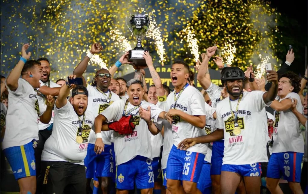 La Universidad Central de Venezuela (UCV) dio la sorpresa y venció (1-0) el fin de semana al Deportivo Táchira en la final del torneo apertura de la Liga Futve, para levantar su primer trofeo en 68 años de historia.