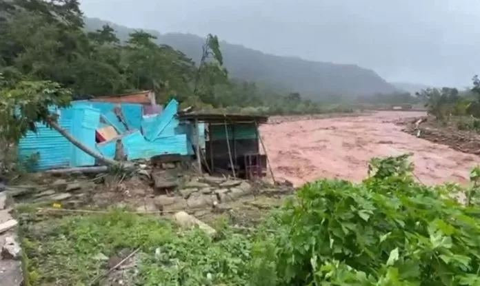 El estado Táchira se mantiene en alerta amarilla ante la grave situación generada por las recientes lluvias, que en las últimas 72 horas han provocado importantes afectaciones en al menos 12 municipios. Las autoridades han reportado un total de 44 viviendas con pérdida total, 53 anegadas y 34 en riesgo potencial en zonas de alto peligro, lo que subraya la vulnerabilidad de la región ante el cambio climático y la intensidad de las precipitaciones.