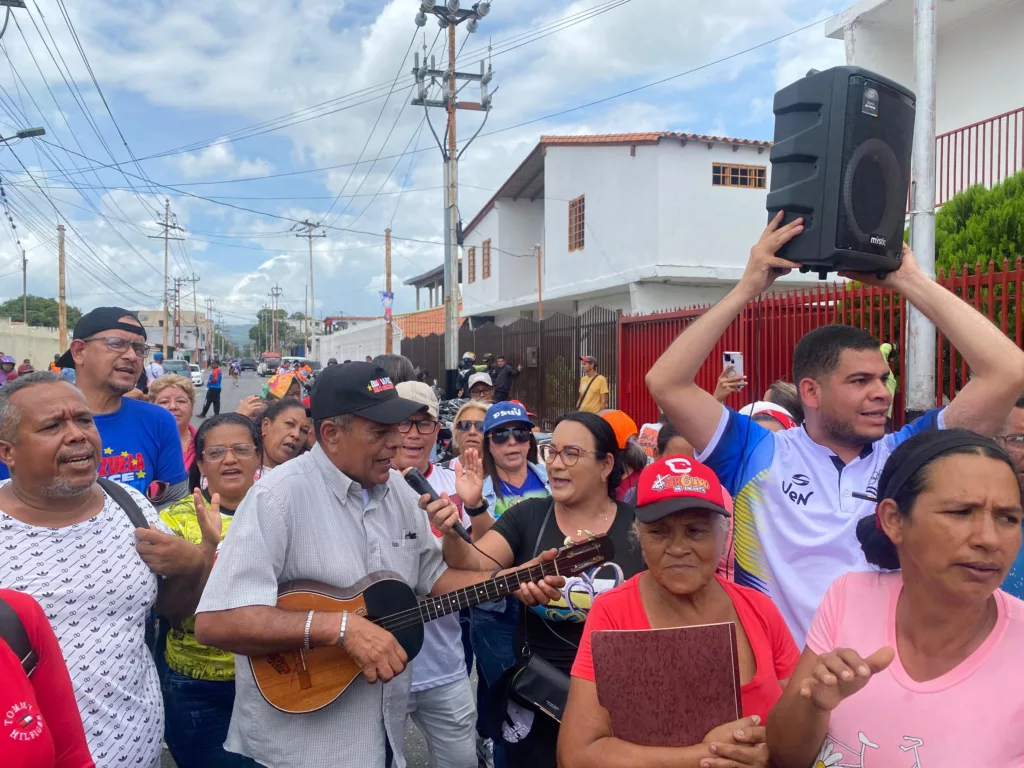 Militantes del PSUV se concentraron en las afueras de la sede del partido político para exigir que se respete la decisión que ellos como bases de UBCH tomaron al postular al alcalde Luis Jonás Reyes para un tercer mandato.