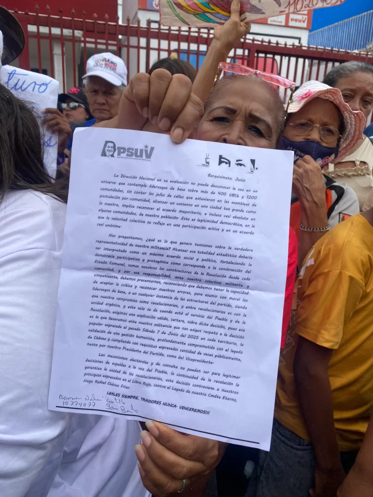Militantes del PSUV se concentraron en las afueras de la sede del partido político para exigir que se respete la decisión que ellos como bases de UBCH tomaron al postular al alcalde Luis Jonás Reyes para un tercer mandato.