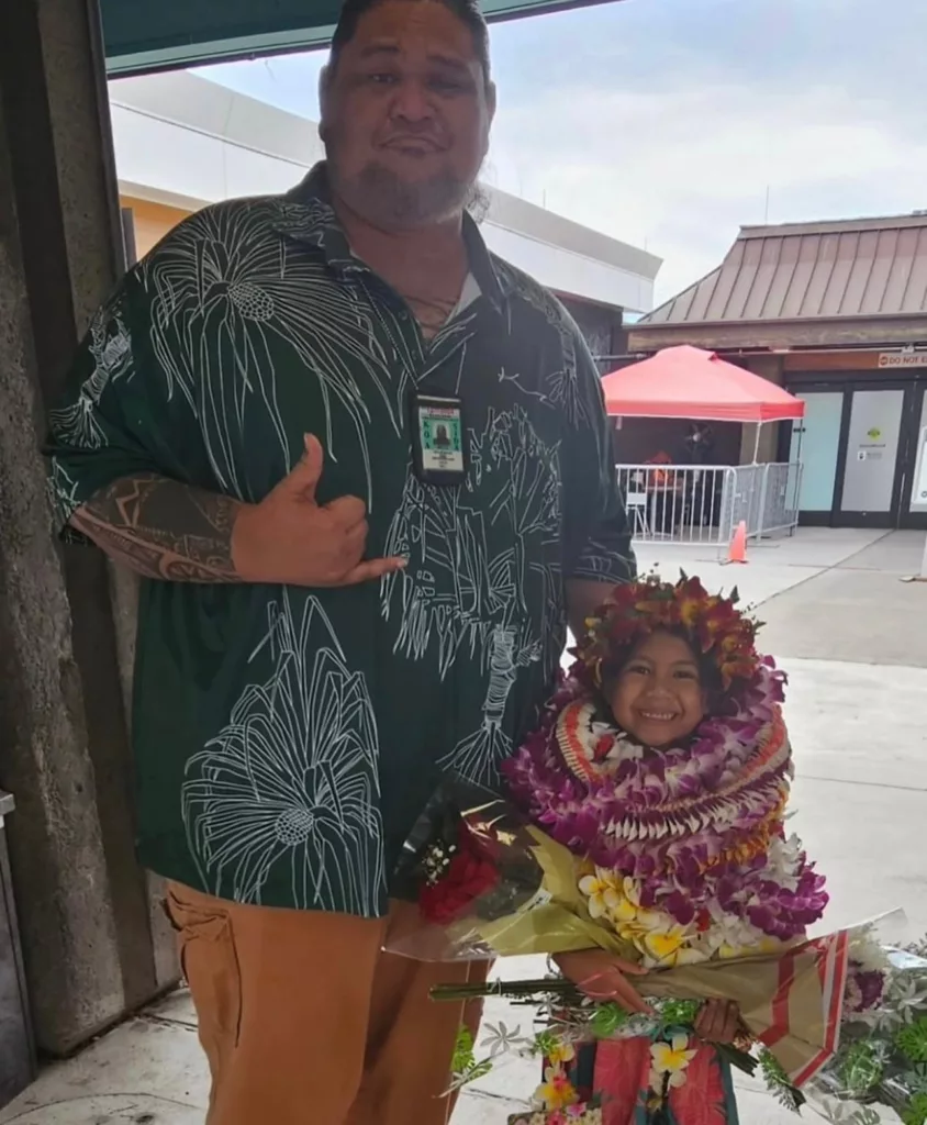 El actor hawaiano David HK Bell, quien cautivó al público con su breve, pero memorable aparición en la exitosa nueva versión de acción real de "Lilo & Stitch", falleció esta semana a la edad de 46 años. La noticia fue confirmada por su hermana, Jalene Kanani Bell, a través de redes sociales, generando una oleada de mensajes de afecto y tributos por parte de colegas de la industria audiovisual y admiradores.