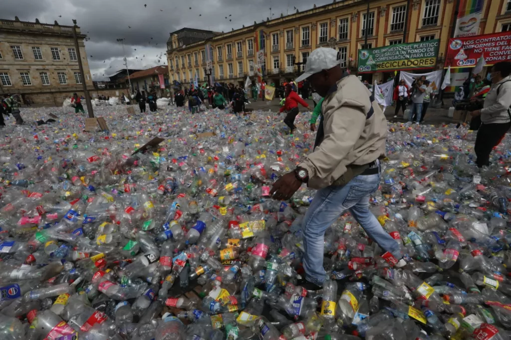 Recicladores cubren Plaza de Bolívar con 12 toneladas de plástico para exigir precios justos